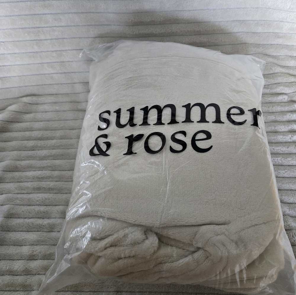 Summer & Rose New Fuzzy Robe - Picture 3 of 8